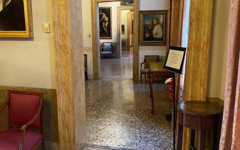 Palazzo Querini Stampalia, la saletta dell'ingresso: vista su altre stanze