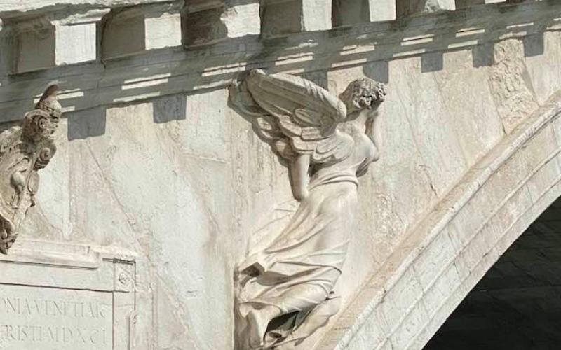 Ponte di Rialto scultura dell'annunciazione: la madonna