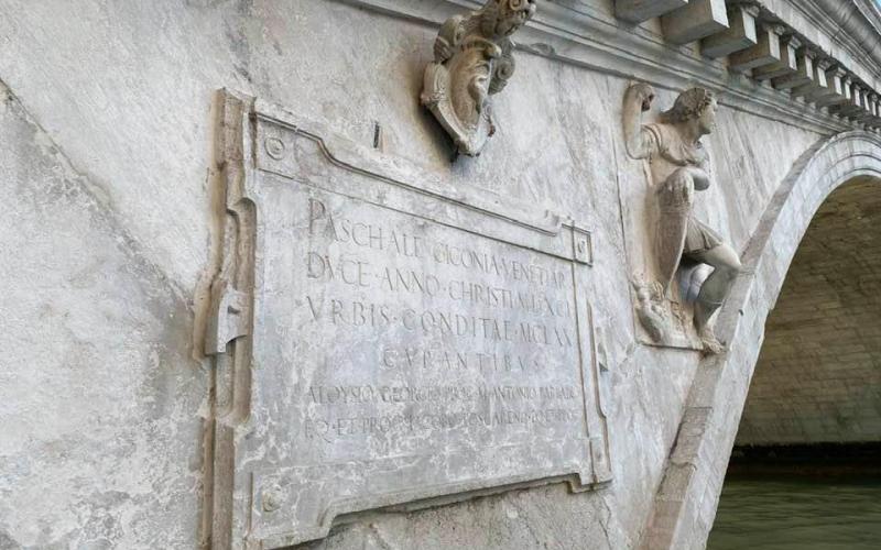 Ponte di Rialto: insegna dedicata al Doge Pasquale Cicogna