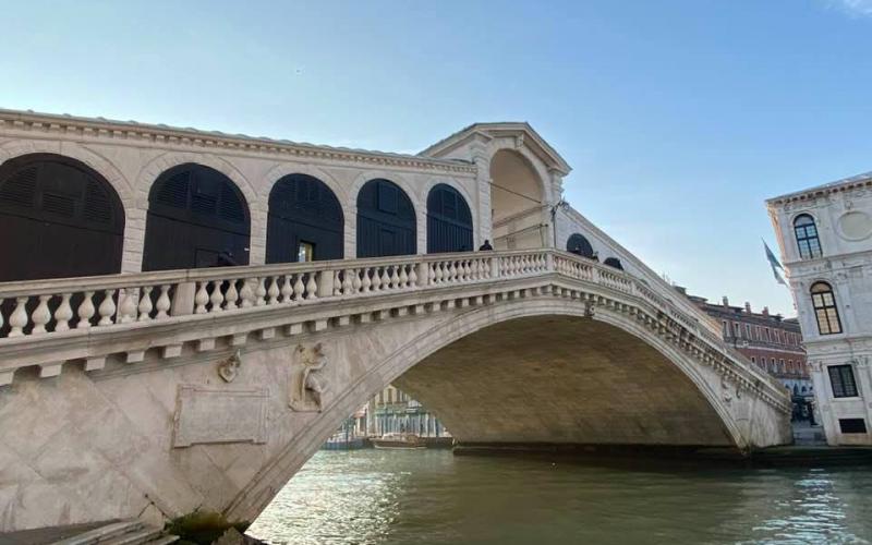 Canal Grande: Il ponte di Rialto a Venezia. 