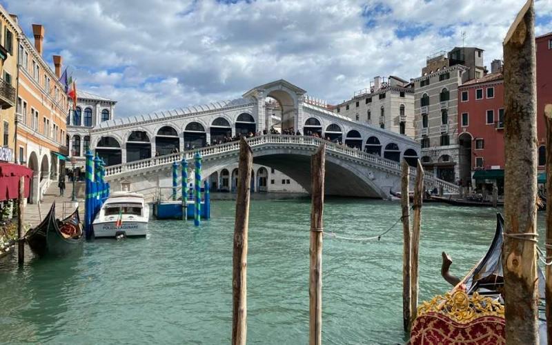 Ponte di Rialto, Venezia, vista dalla riva del vin
