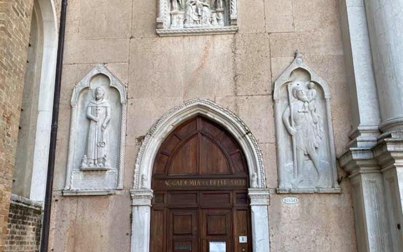 Scuola della carità, ingresso antico e statue