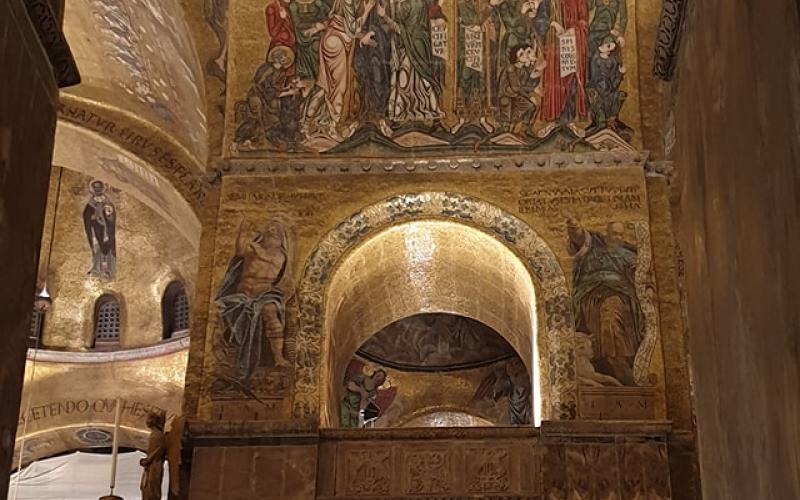Basilica di San Marco, interni visti di sera, con i mosaici illuminati