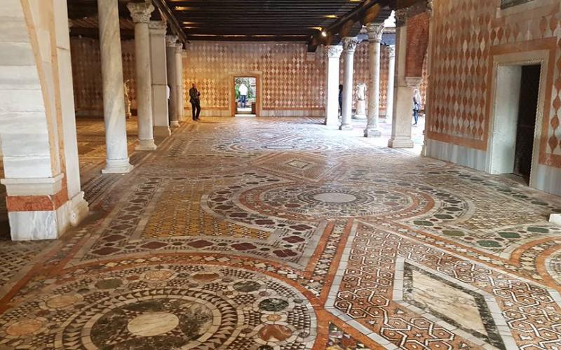 Ca' d'oro:Mosaici in marmo del pavimento del portego