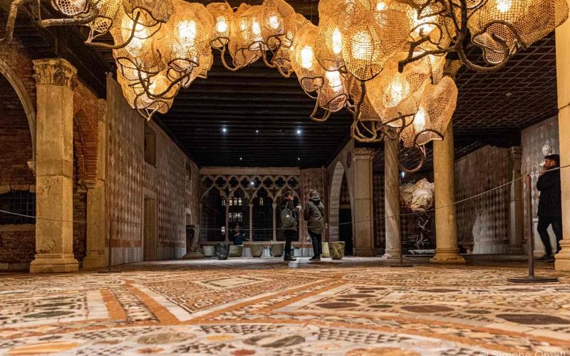 Il pavimento del portego di ca' d'oro durante la biennale di Venezia