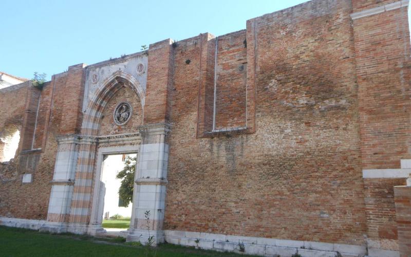 I resti della facciata Ovest e del portale gotico