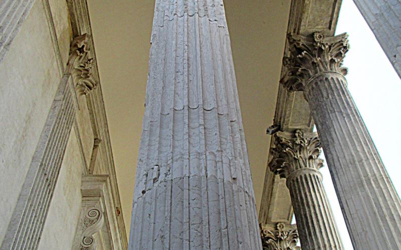 Il colonnato esterno della chiesa dei tolentini a Venezia