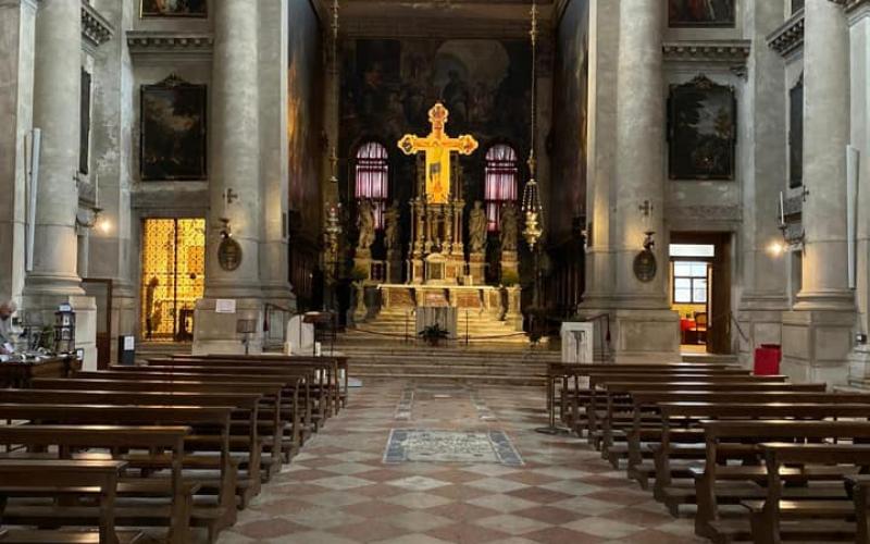 Navata della chiesa di San Pantalon, con il grande crocifisso trecentesco dell'altare