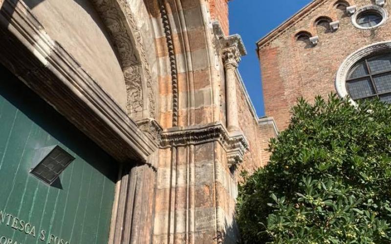 Particolare del portale laterale della chiesa dei servi a Venezia