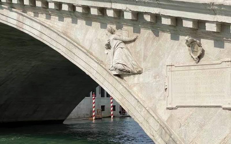 Ponte di Rialto scultura dell'annunciazione: l'angelo