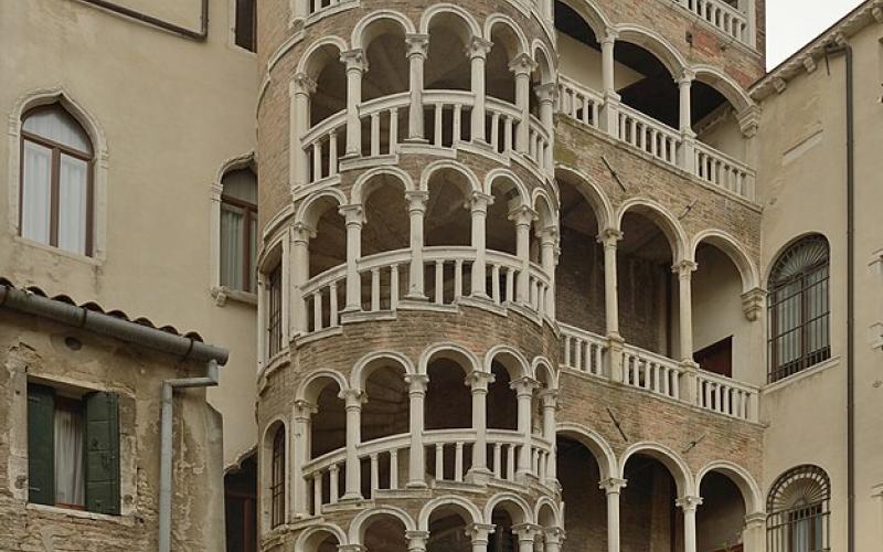 Stile rinascimentale a Venezia Scala di palazzo contarini del Bovolo