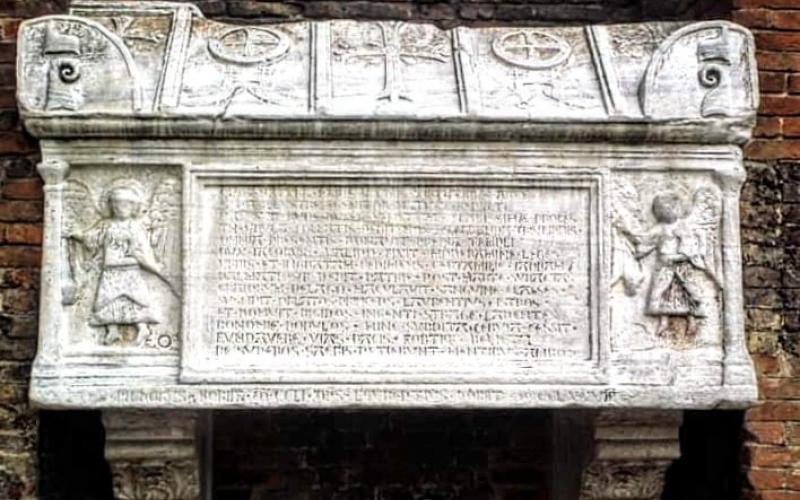 Sarcofago sulla facciata della chiesa di san zanipolo