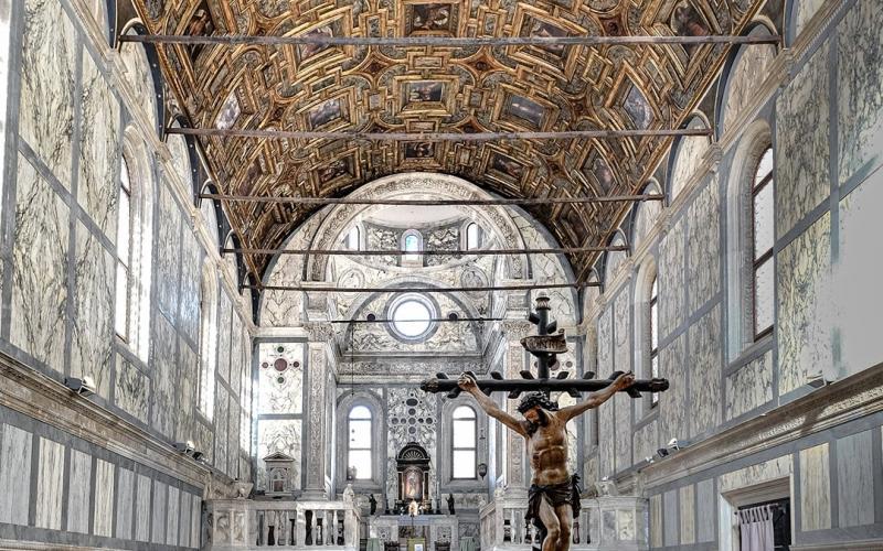 Chiesa dei Miracoli, Venezia: vista degli interni con il ricco soffitto