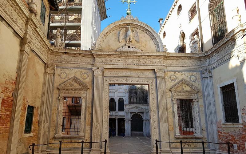 Il portale di ingresso alla Scuola Grande di San Giovanni Evangelista, Venezia