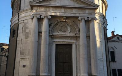 Foto della facciata della Chiesa della Maddalena a Venezia