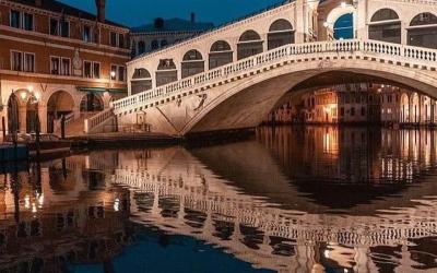 Il ponte di Rialto a Venezia